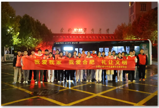 党员靠前服务,守护学生接驳地铁安全离校