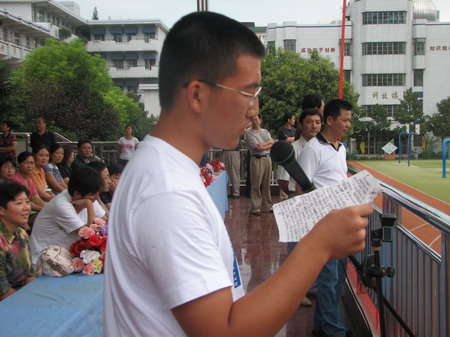 魏达同学在2007年新学年开学典礼上代表300多位准大学生们向学弟、学妹们讲话