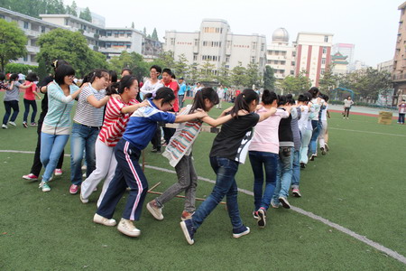 合肥七中2013年高三心理拓展训练趣味运动会女生接龙跑