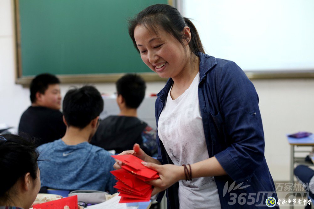 万家热线：感人！实拍合肥七中毕业班最后一课：班级大合唱《明天你好》（组图）(图5)