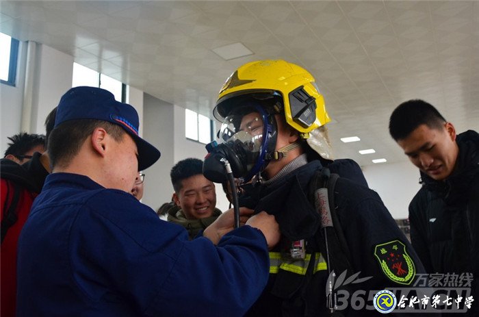 万家热线：平安度寒假 合肥七中学生零距离体验消防员生活（组图）(图2)