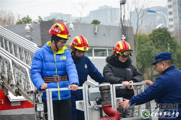 万家热线：平安度寒假 合肥七中学生零距离体验消防员生活（组图）(图9)