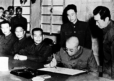 1953年7月27日，彭德怀在朝鲜停战协定上签字.png