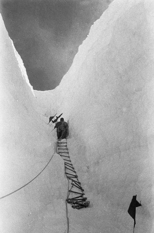 △登山队队员进入珠穆朗玛峰的“难关”——北坳，他们运用云梯在竖着的“冰胡同”挺进.png
