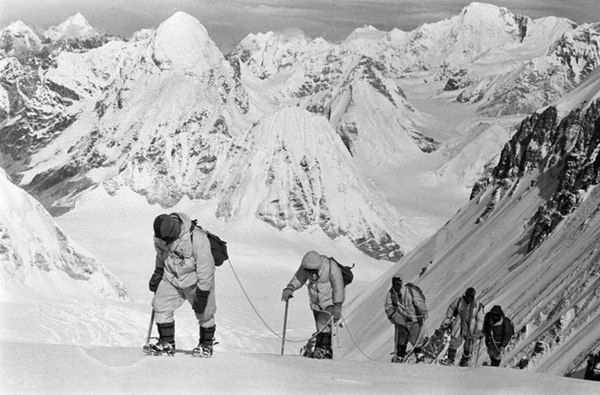 △1960年5月，中国登山队队员在海拔7150米的冰雪坡上行进.png