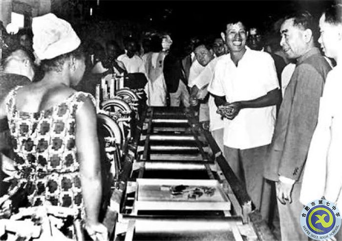 △1964年1月，周总理在访问几内亚时参观中国援建的卷烟厂和火柴厂.jpg