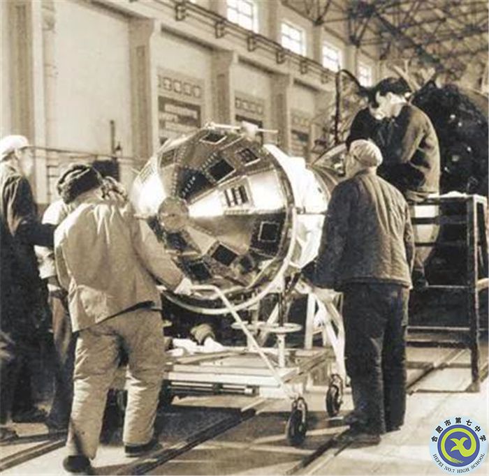 △1970年初，科研人员在厂房内测试东方红一号卫星.jpg