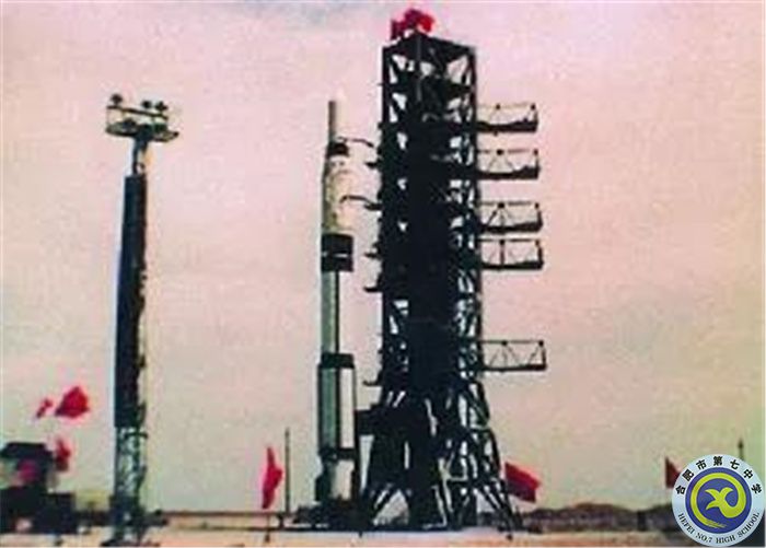 △搭载中国第一颗人造地球卫星“东方红一号”的“长征一号”火箭在酒泉卫星发射中心点火升空.jpg