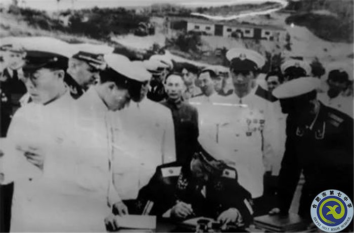 △1954年6月，苏联交付潜艇的签字仪式.jpg
