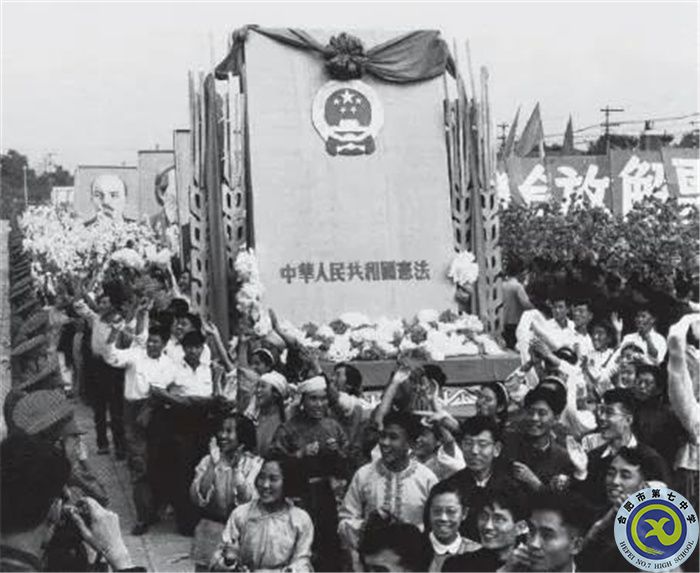 △1954年国庆节，游行群众抬着《中华人民共和国宪法》模型通过天安门.jpg