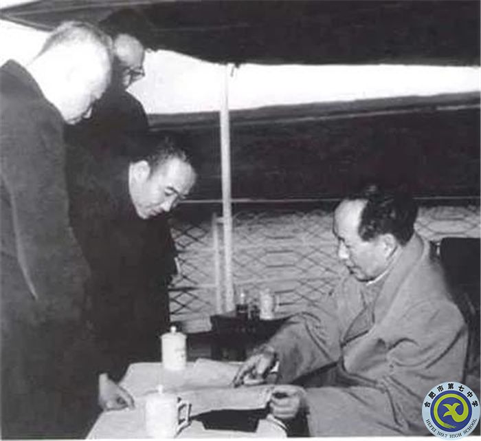 △1958年，毛泽东乘船视察三峡.jpg