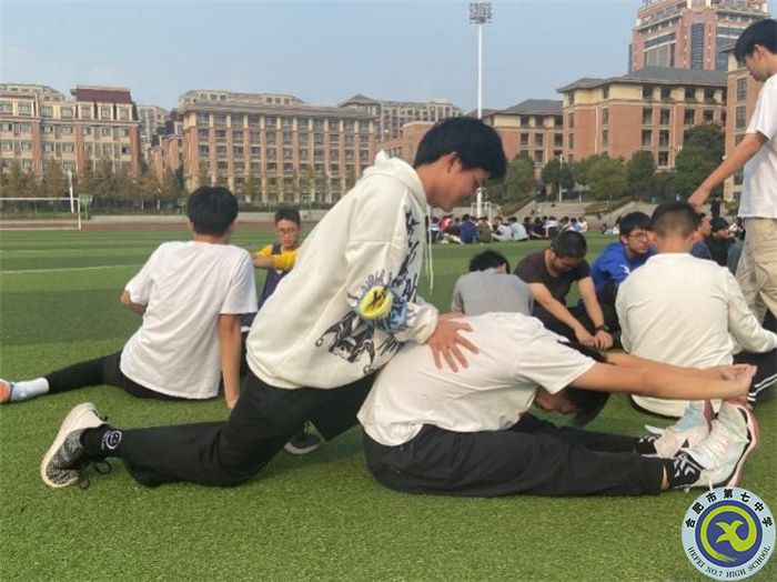 学生相互协作、积极配合进行热身.jpg