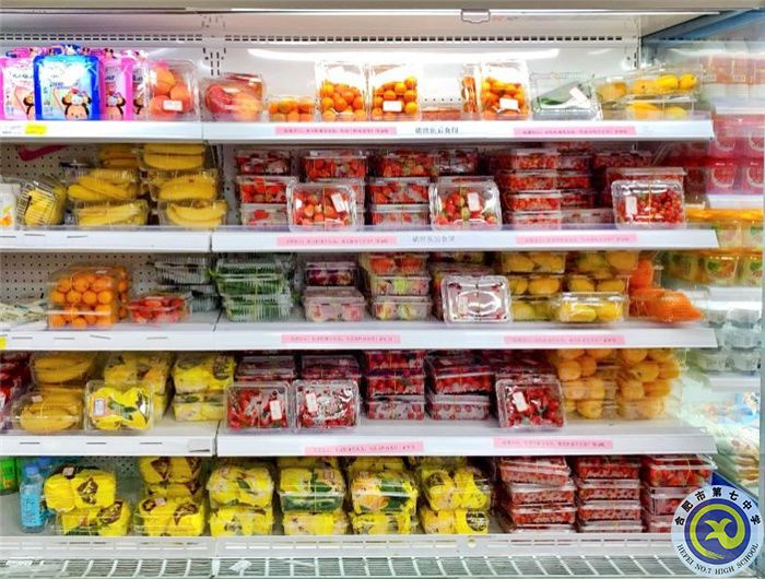 图为学校超市上架的丰富的水果.jpg