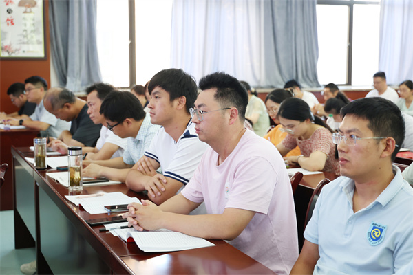 合肥七中召开全体党员大会暨深入贯彻中央八项规定精神学习教育讲座(图2)