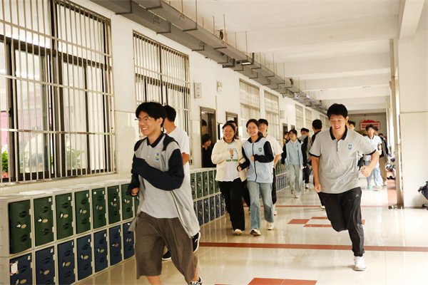 合肥七中顺利开展2025年“9·18”应急疏散演练(图2) 合肥七中顺利开展2025年“9·18”应急疏散演练(图2)