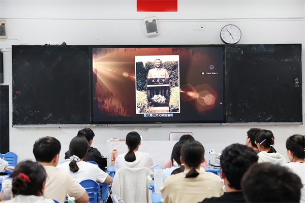 合肥七中“王庆平班”成功举办“学习王庆平烈士精神”主题班会(图1)