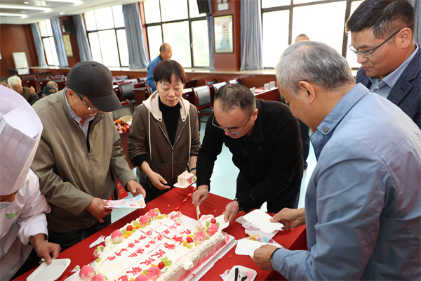 合肥七中为退休寿星老教师暖心庆生(图7) 合肥七中为退休寿星老教师暖心庆生(图7)