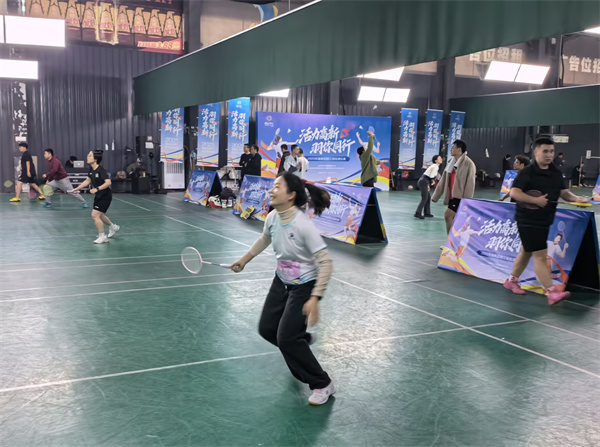 合肥七中在2025年高新区职工羽毛球赛中取得佳绩(图3) 合肥七中在2025年高新区职工羽毛球赛中取得佳绩(图3)