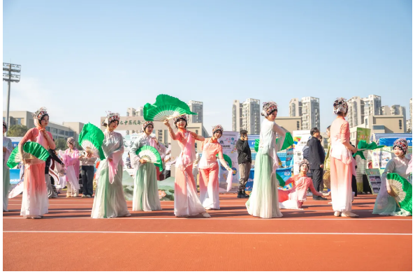 合肥七中蔷薇舞蹈社团在市第十四届中学生社团展示中精彩亮相(图3) 合肥七中蔷薇舞蹈社团在市第十四届中学生社团展示中精彩亮相(图3)