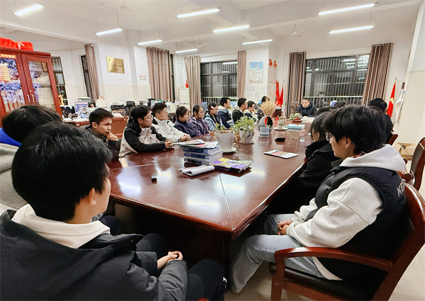 合肥七中高三年级召开分组团学生会议(图1) 合肥七中高三年级召开分组团学生会议(图1)