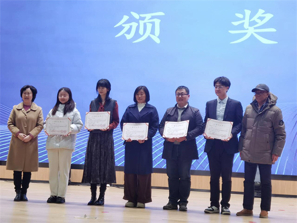 颁奖.jpg 颁奖.jpg