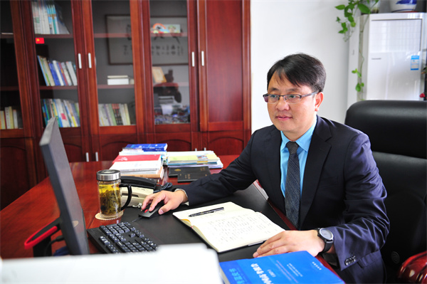 刘校.jpg 刘校.jpg