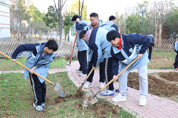 田间万物生长时:合肥七中“耕读教育”如何让知识扎根大地(图1) 田间万物生长时:合肥七中“耕读教育”如何让知识扎根大地(图1)