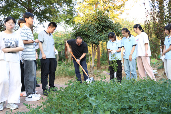 田间万物生长时:合肥七中“耕读教育”如何让知识扎根大地(图4) 田间万物生长时:合肥七中“耕读教育”如何让知识扎根大地(图4)
