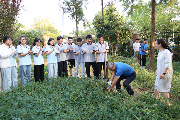 田间万物生长时:合肥七中“耕读教育”如何让知识扎根大地(图5) 田间万物生长时:合肥七中“耕读教育”如何让知识扎根大地(图5)