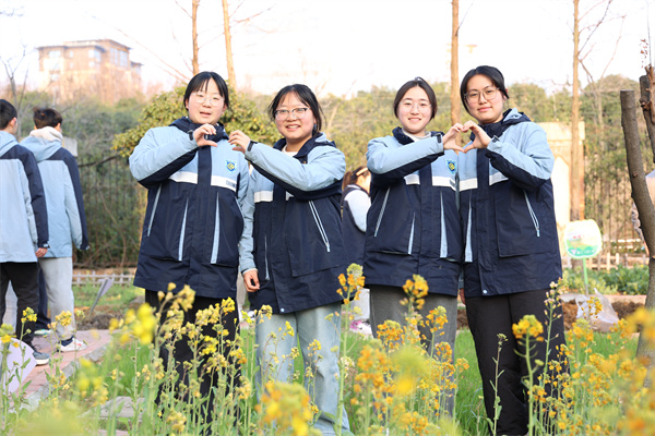 田间万物生长时:合肥七中“耕读教育”如何让知识扎根大地(图2) 田间万物生长时:合肥七中“耕读教育”如何让知识扎根大地(图2)