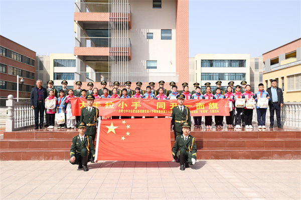 与创新实验第三小学举行“大手拉小手 同升一面旗”活动.jpg