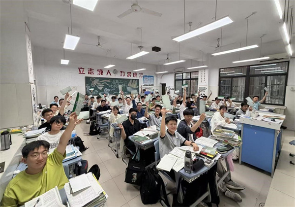 锦旗背后：在合肥七中，没有一位同学会独自面对风雨(图2)