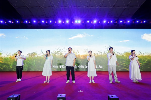 歌曲《凤凰花开的路口》.jpg 歌曲《凤凰花开的路口》.jpg