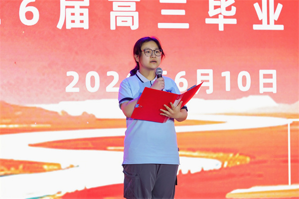 学生读家长一封信.jpg 学生读家长一封信.jpg