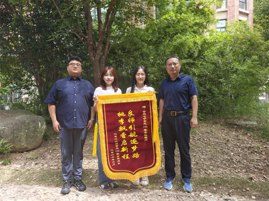 锦旗熠熠,师恩绵长:在合肥七中,遇见最暖的“引路人”(图1) 锦旗熠熠,师恩绵长:在合肥七中,遇见最暖的“引路人”(图1)
