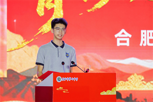 优秀毕业上代表—蒋志杰.jpg 优秀毕业上代表—蒋志杰.jpg