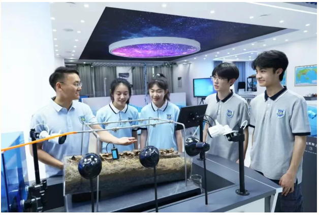 七中·底色 l 做科学的“亲历者”:这里的实验课堂到底藏了多
