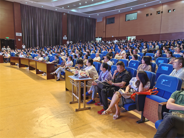 志愿填报不迷茫!合肥七中高招咨询会为升学“精准导航”(图2) 志愿填报不迷茫!合肥七中高招咨询会为升学“精准导航”(图2)