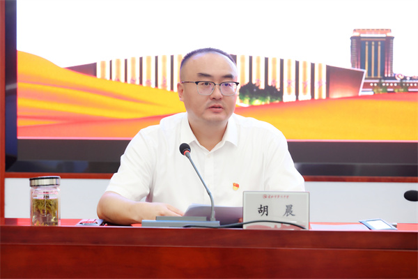 胡晨.jpg