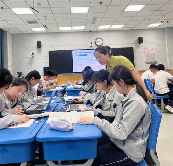 许珂老师上课2.jpg