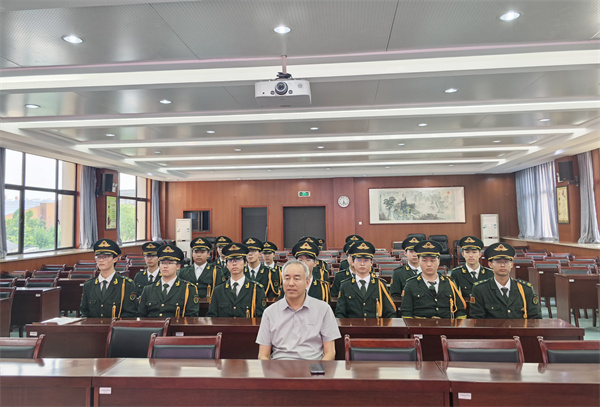 合肥七中国旗护卫队年度总结汇报会圆满举行(图2) 合肥七中国旗护卫队年度总结汇报会圆满举行(图2)