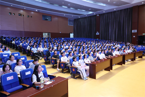 智启未来，探秘AI：合肥七中“桃蹊大讲堂”点亮科学启蒙第一课(图2)