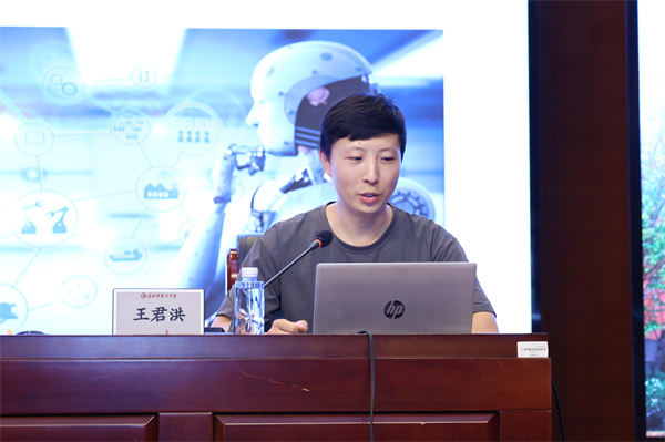 智启未来，探秘AI：合肥七中“桃蹊大讲堂”点亮科学启蒙第一课(图5)