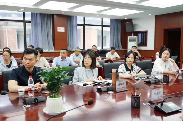 上海市教师教育学院考察团莅临合肥七中考察交流(图6) 上海市教师教育学院考察团莅临合肥七中考察交流(图6)