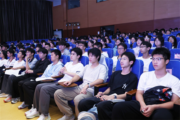 合肥七中开展《中华人民共和国民族团结进步促进法》专题法治讲座(图3) 合肥七中开展《中华人民共和国民族团结进步促进法》专题法治讲座(图3)