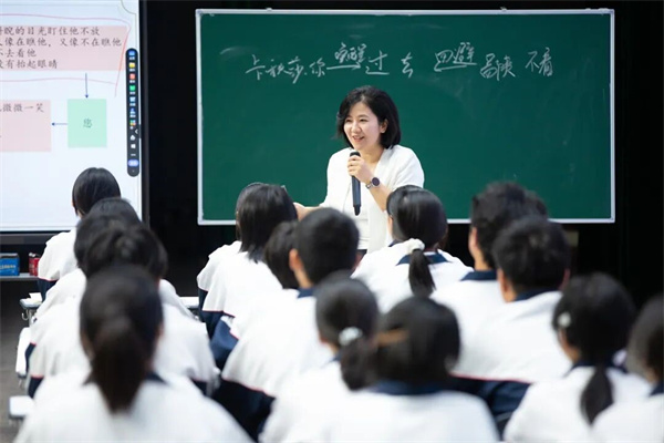 课题组成员参加教研活动2.jpg 课题组成员参加教研活动2.jpg