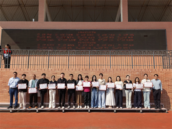 少年奋进正当时!合肥七中升旗仪式奏响安全、习惯与榜样的“三重奏”(图10) 少年奋进正当时!合肥七中升旗仪式奏响安全、习惯与榜样的“三重奏”(图10)